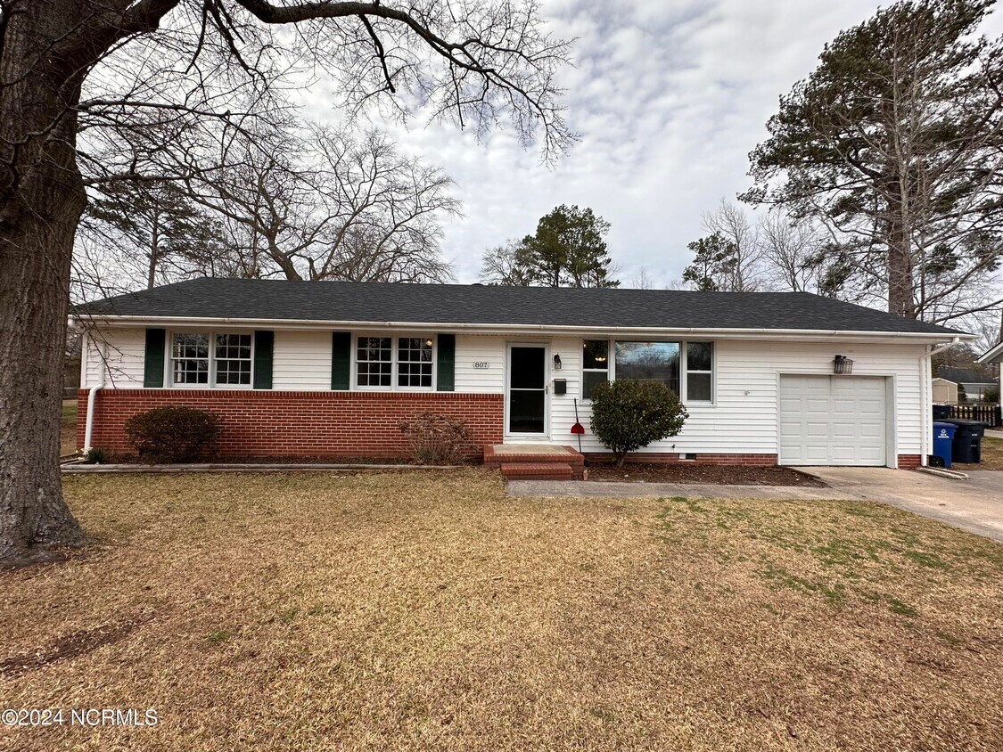 Foto principal - 807 Edgewood Dr