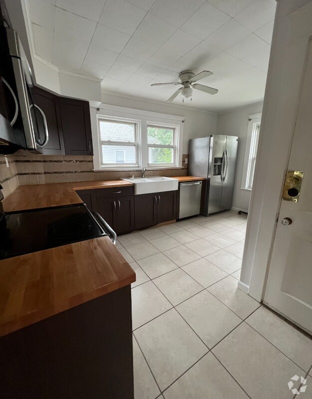 Elmhurst Arboretum Apartments for Rent with Hardwood Floors