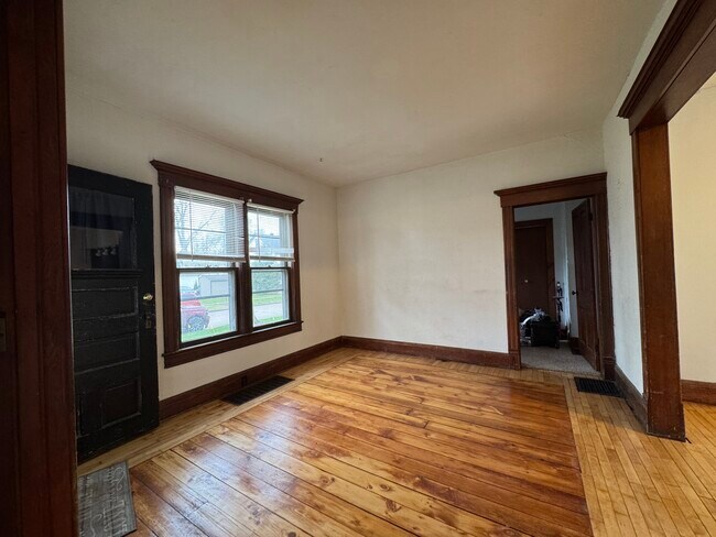 Living room - 1003 N Division St