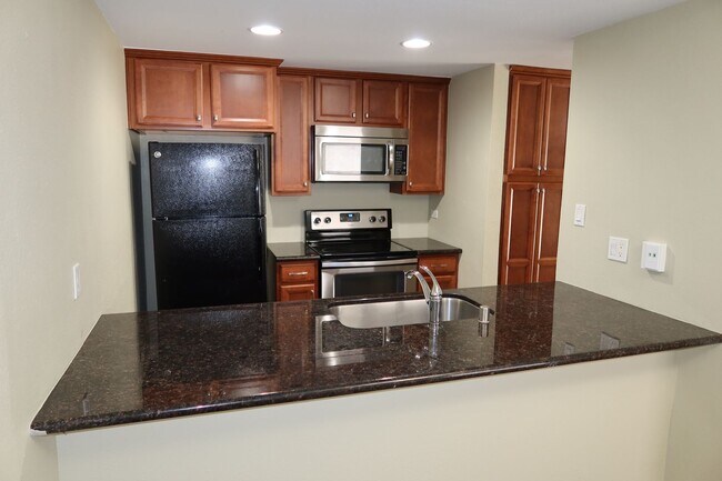 Building Photo - 2 bedroom, 1 bath, Roundtree Court in the ...