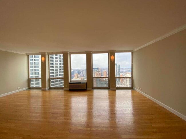 Building Photo - 111 E Chestnut St