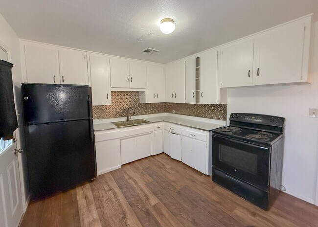 Building Photo - 3 Bed in MWC!