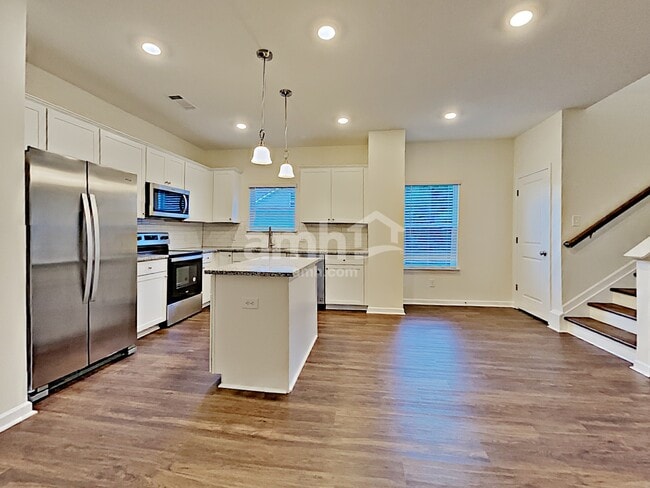 Building Photo - 553 Camp dr