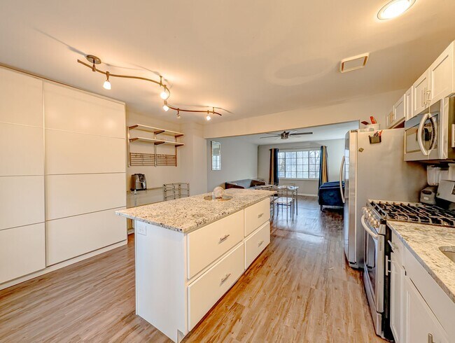 Foto del edificio - 8616 Hickory Ave