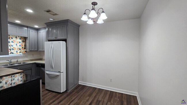 Foto del edificio - 124 Mary Jay Dr