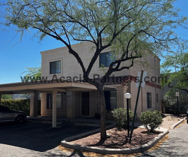 Foto del edificio - **Gated!!**Two Bedroom Townhome