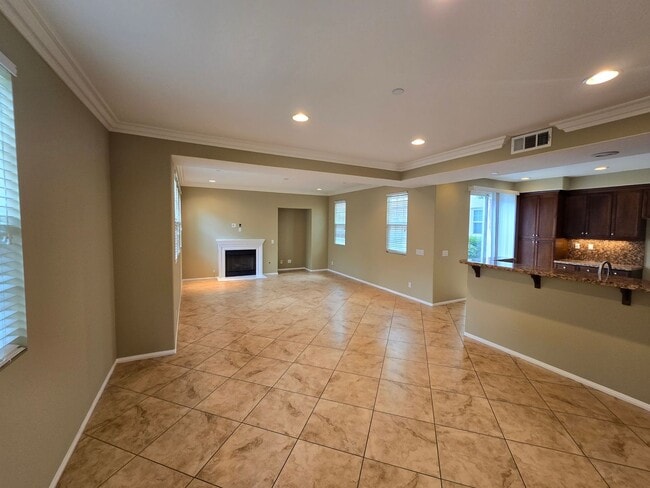 Building Photo - Columbus Square: 3 Bedroom 2.5 Bath Attached Townhome,