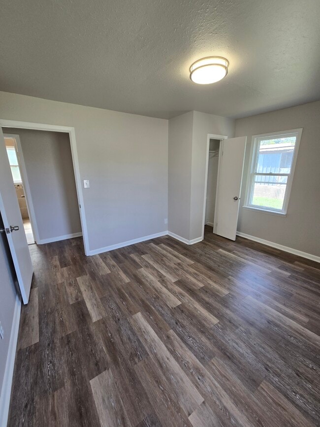 Building Photo - 633 7th St