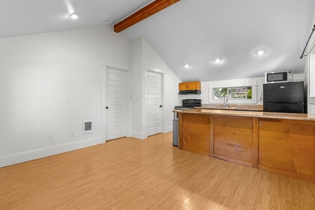 Building Photo - 3803 SE 65th Ave