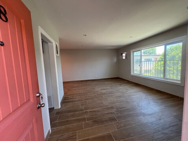 Foto del edificio - 7237 Variel Ave