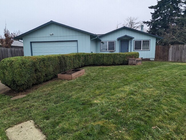 Building Photo - Great 3-Bedroom, 1-Bath Home With Huge Bac...