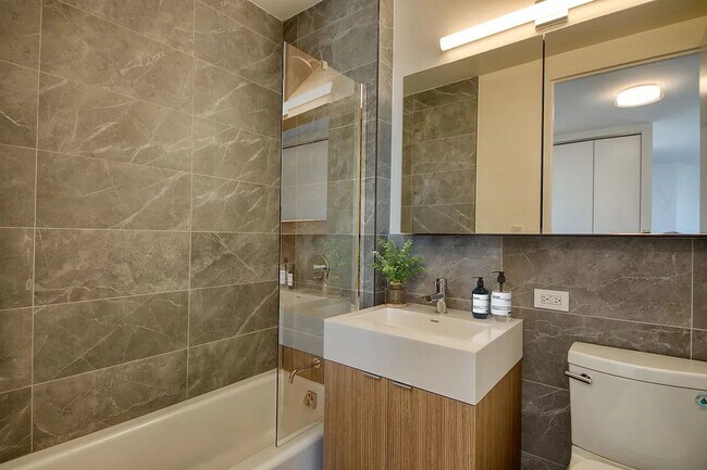 Foto del edificio - 301 E 94th St