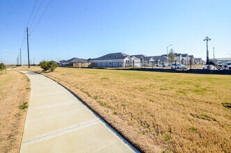 Building Photo - 31134 Royal Acrs Ct