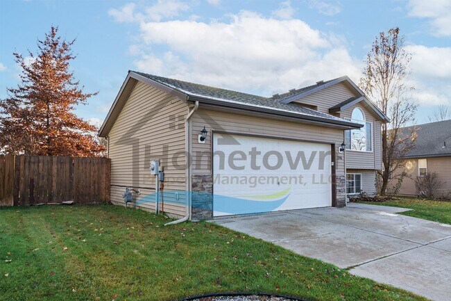Foto del edificio - 4-Bedroom 2-Bathroom Home with Attached 2-...