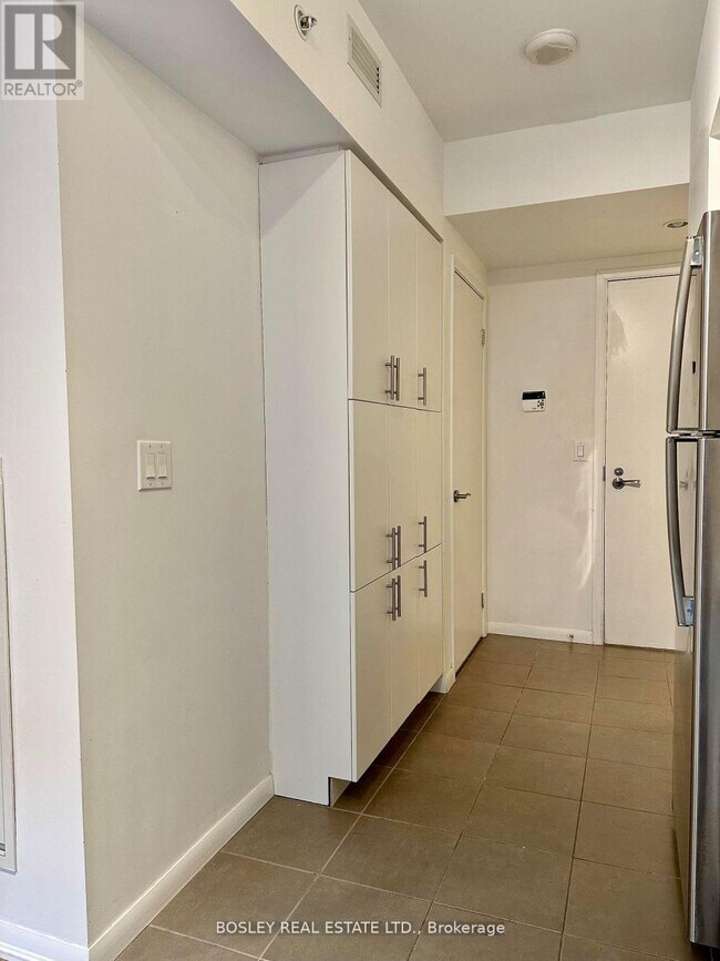 Photo du bâtiment - 830-830 Lawrence Ave W