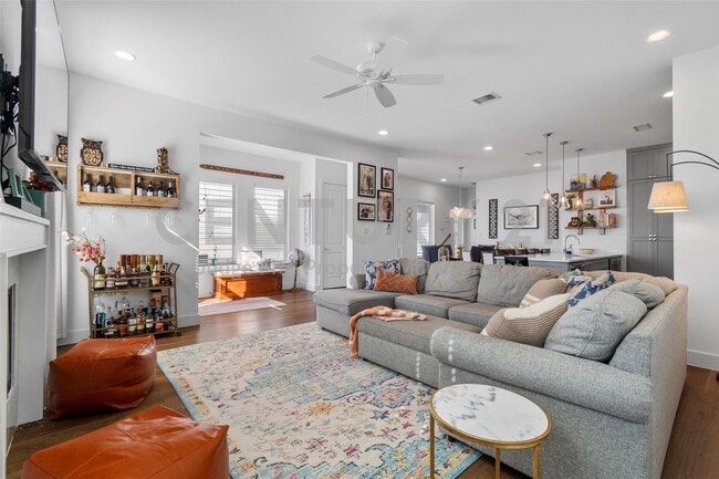 Building Photo - Beautifully Designed 3/2.5/2 Home in Fort ...