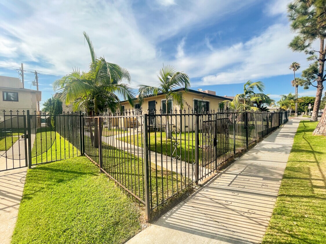 Foto principal - 10407 Crenshaw Blvd