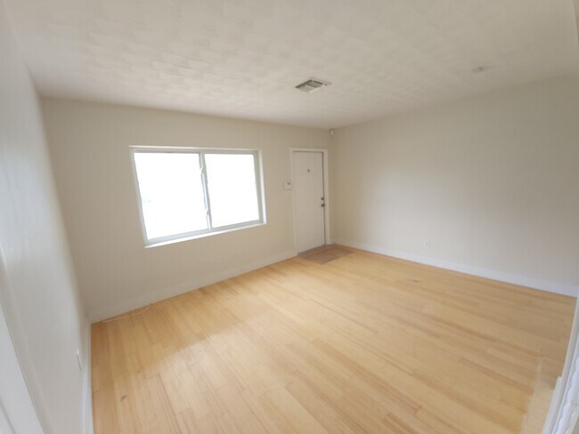 Foto del edificio - 201 NE 43rd St