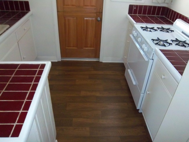 kitchen, to rear entrance - 445 34th St