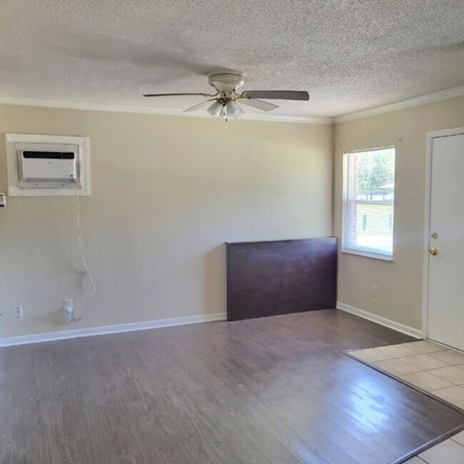 Foto del edificio - This cozy 1 bedroom 1 bath end unit fenced...