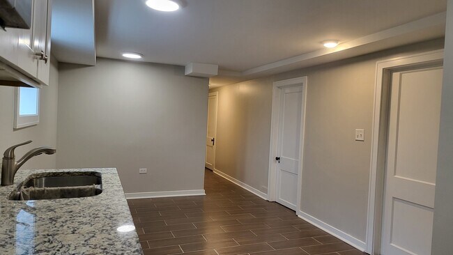 Building Photo - 827 W 33rd Pl