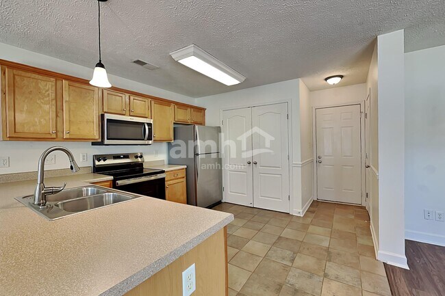 Foto del edificio - 1504 Beaconcrest Cir