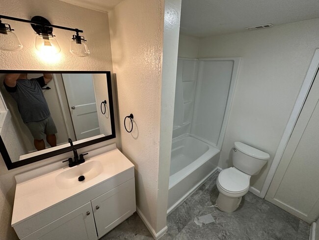 Photo - 1401 Bolivar St Apartment