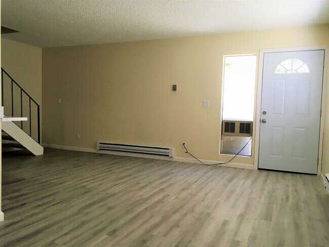 Building Photo - Nicely upgraded 2 Bedroom/1 Bathroom Condo...