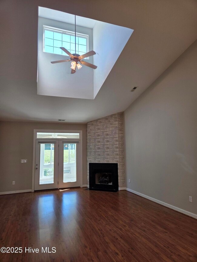 Building Photo - 521 Village Green Dr