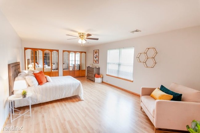 Foto del edificio - 1252 Willow Creek Ln