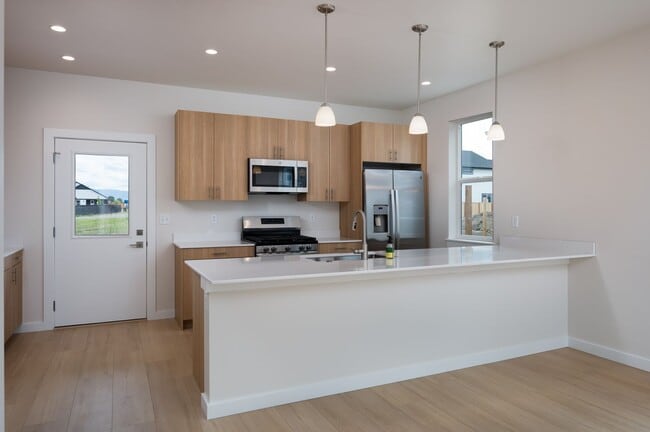 Building Photo - Stunning 4 bed, 3 bath - Corner Lot