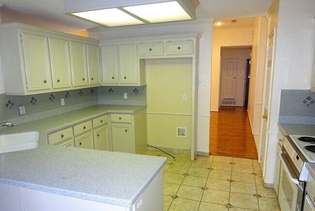 Building Photo - Beautiful House Located Near Park, Shoppin...
