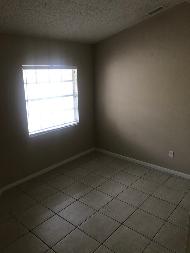 Guest room - 11B Columbia Lane
