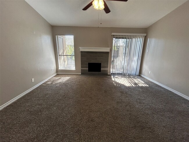 Foto del edificio - 3300 Pebblebrook Dr