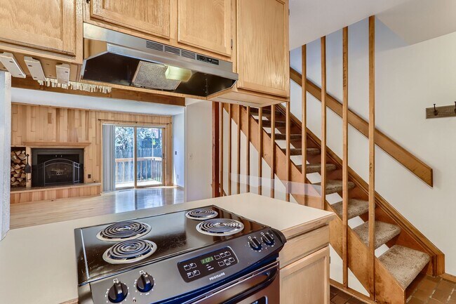 Building Photo - End Unit Townhome with 2 Beds, an Office a...