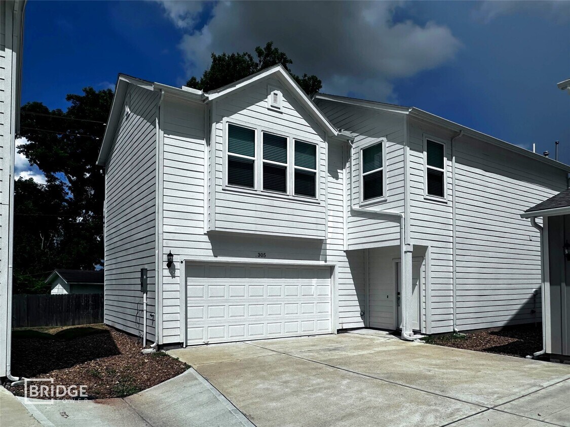 Foto principal - 305 Huisache St