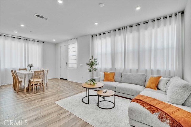 Primary Photo - 49 Aria St