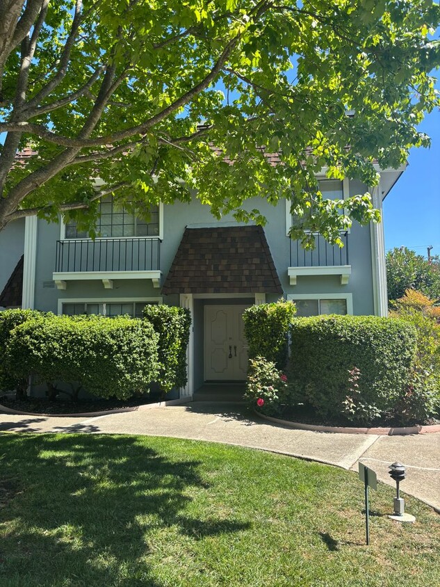 Primary Photo - Bright & Airy 3-Bedroom Condo in Prime Mor...