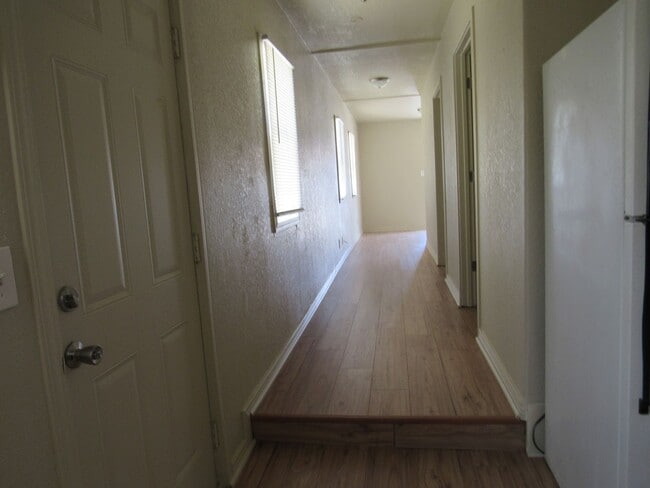 Building Photo - Cozy 2 Bedroom Cottage