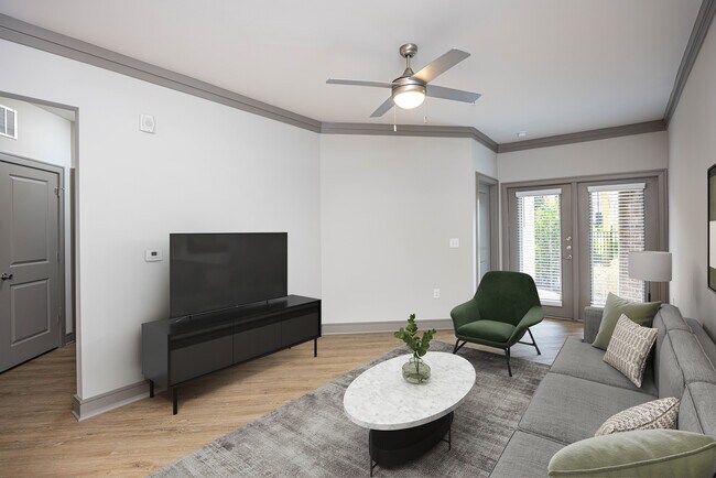 Sala de estar con piso de tablones de vinilo de superficie dura - Avalon Perimeter Park