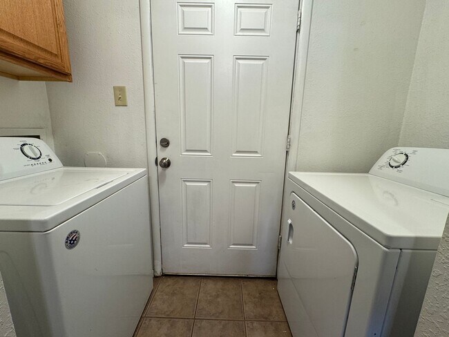 Foto del edificio - 1405 Riley Dr