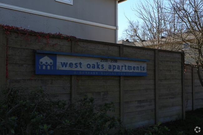 Letreros - West Oaks Apartments