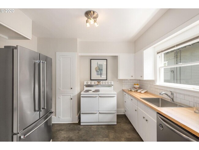 Building Photo - Charming 2-Bedroom Gem with Spacious Living Room and Bright Open Kitchen!