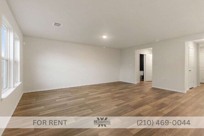 Building Photo - "Spacious 3-Bedroom Retreat with 2.5 Baths on Littlefoot Lane, San Antonio!"