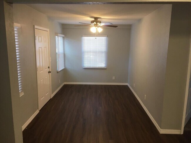 Building Photo - Updated 4/1 Home in St Petersburg