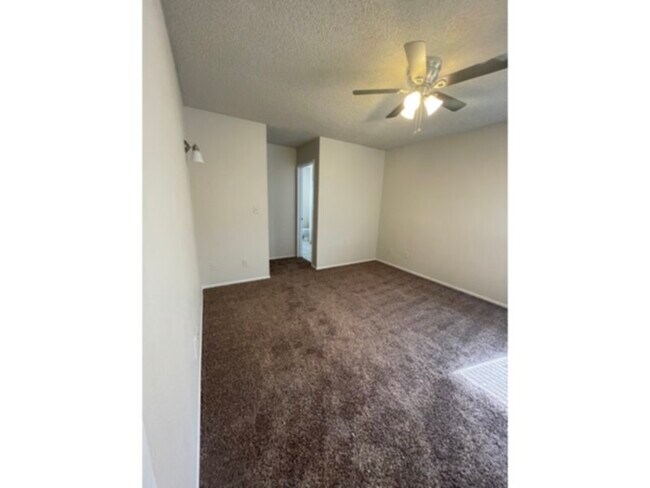Foto del edificio - freshly painted , new carpet, big yard wit...