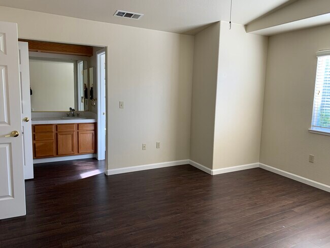 Building Photo - 1123 Vista Pointe Cir