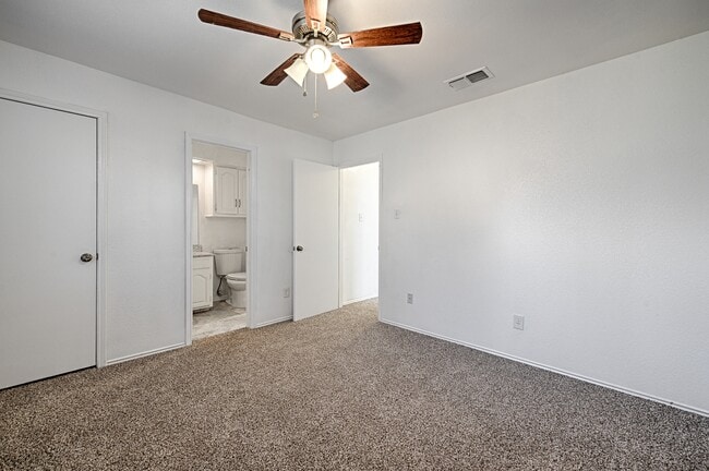 Building Photo - 2506 Oak Leaf Dr