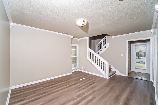 Building Photo - Outstanding 3 Bedroom