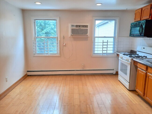 Living room / Kitchen combo - 316 6th St